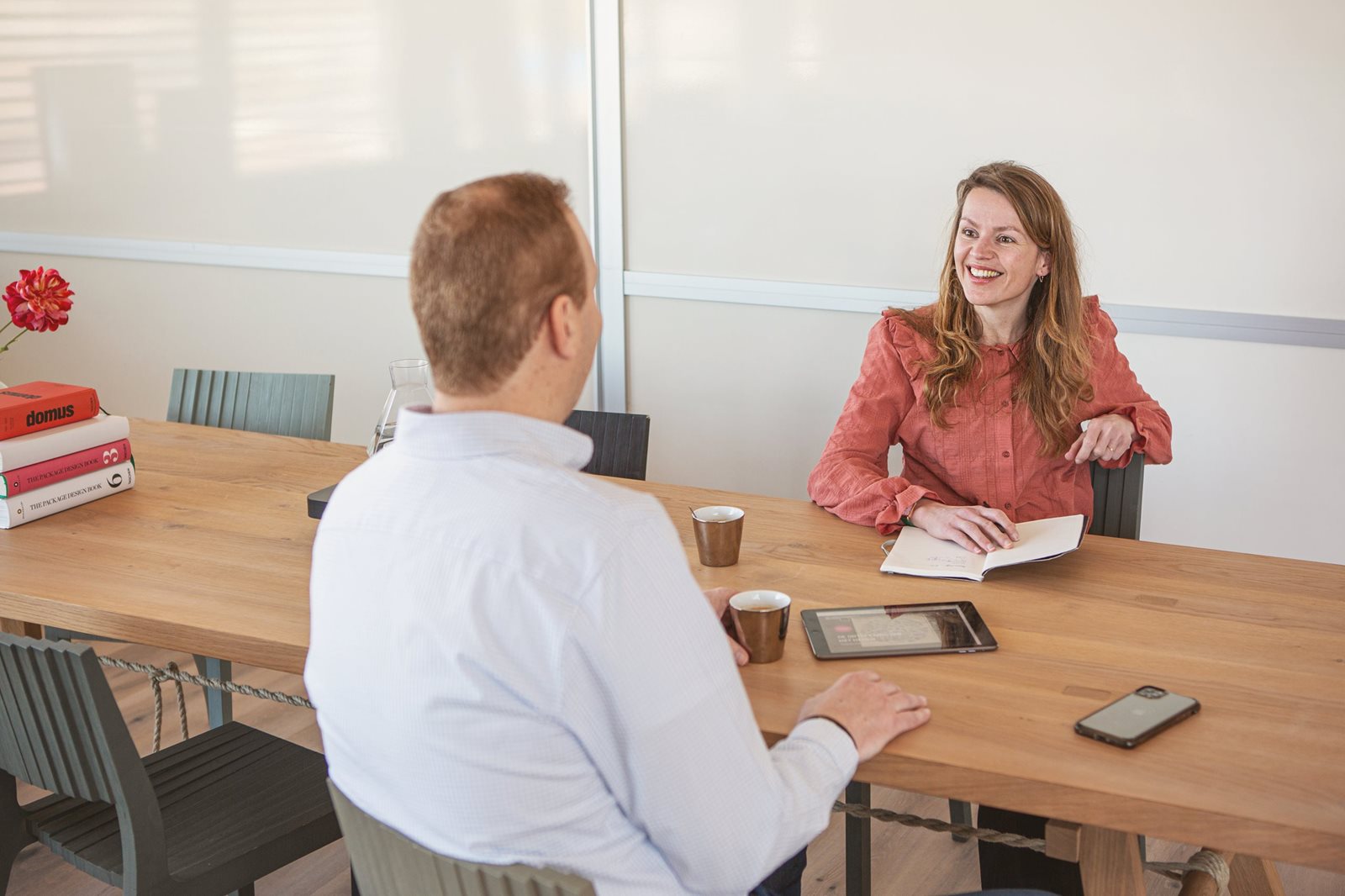 2 personen hebben overleg