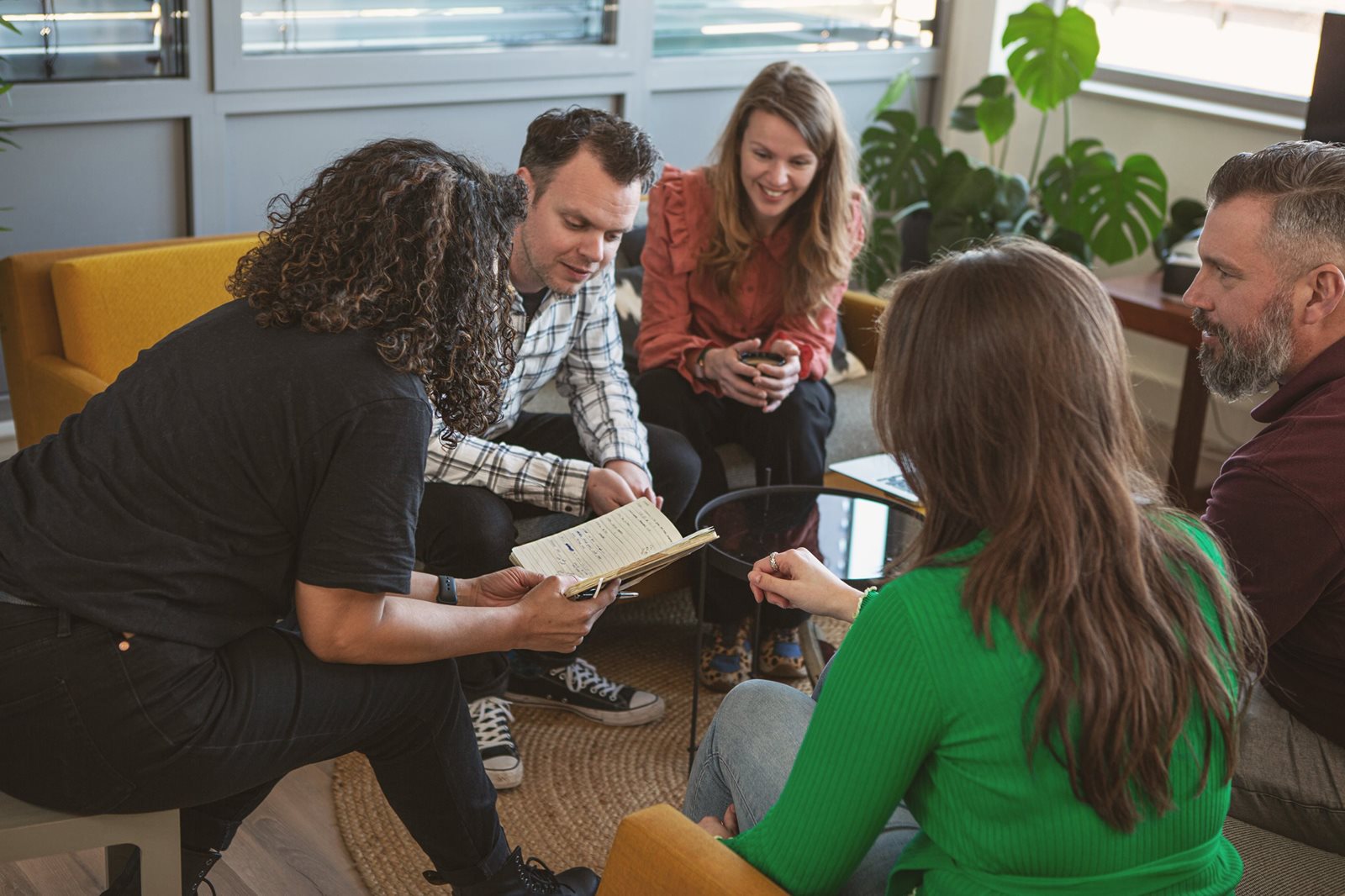 Personen hebben een meeting