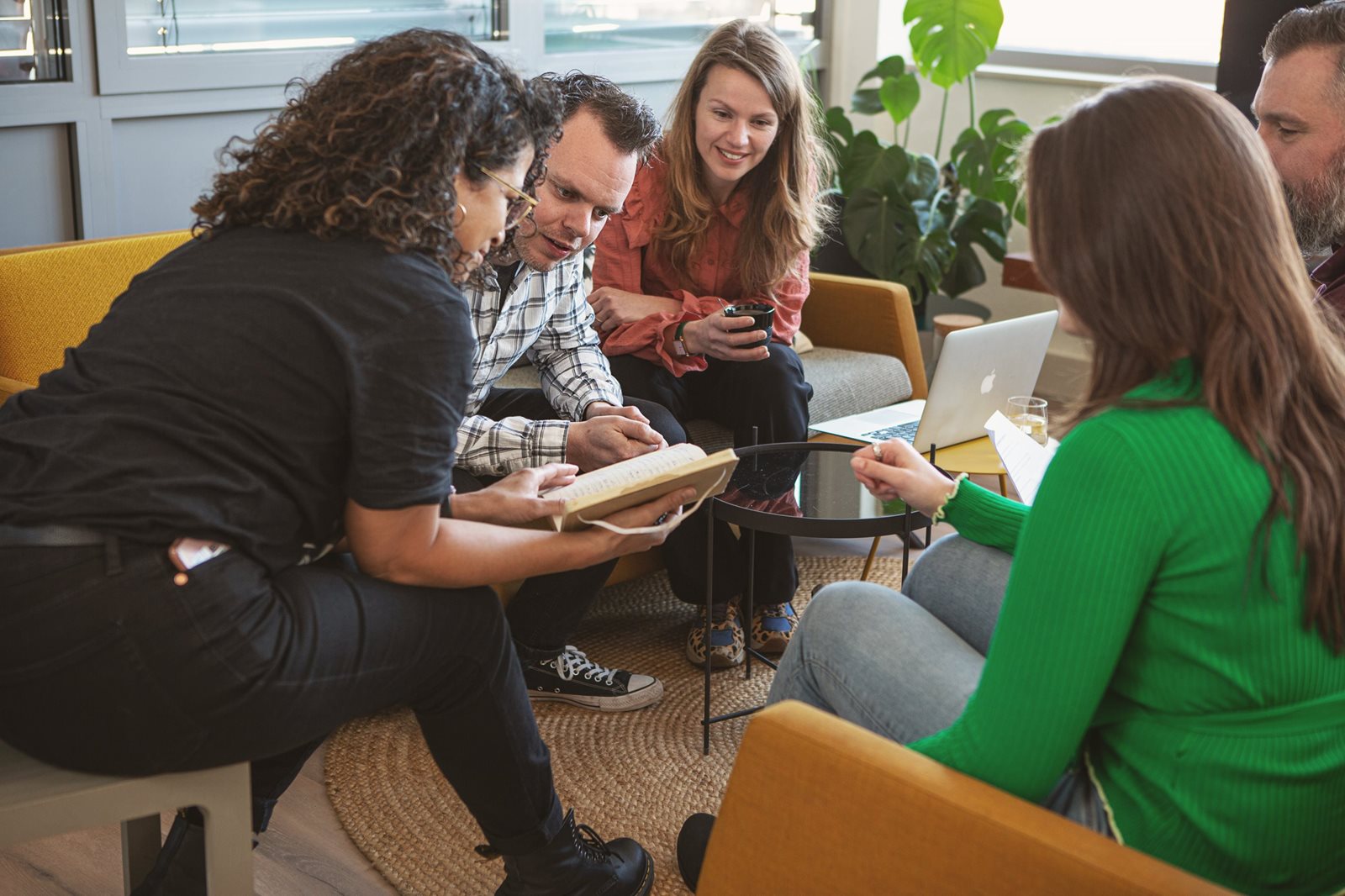 Personen hebben een meeting