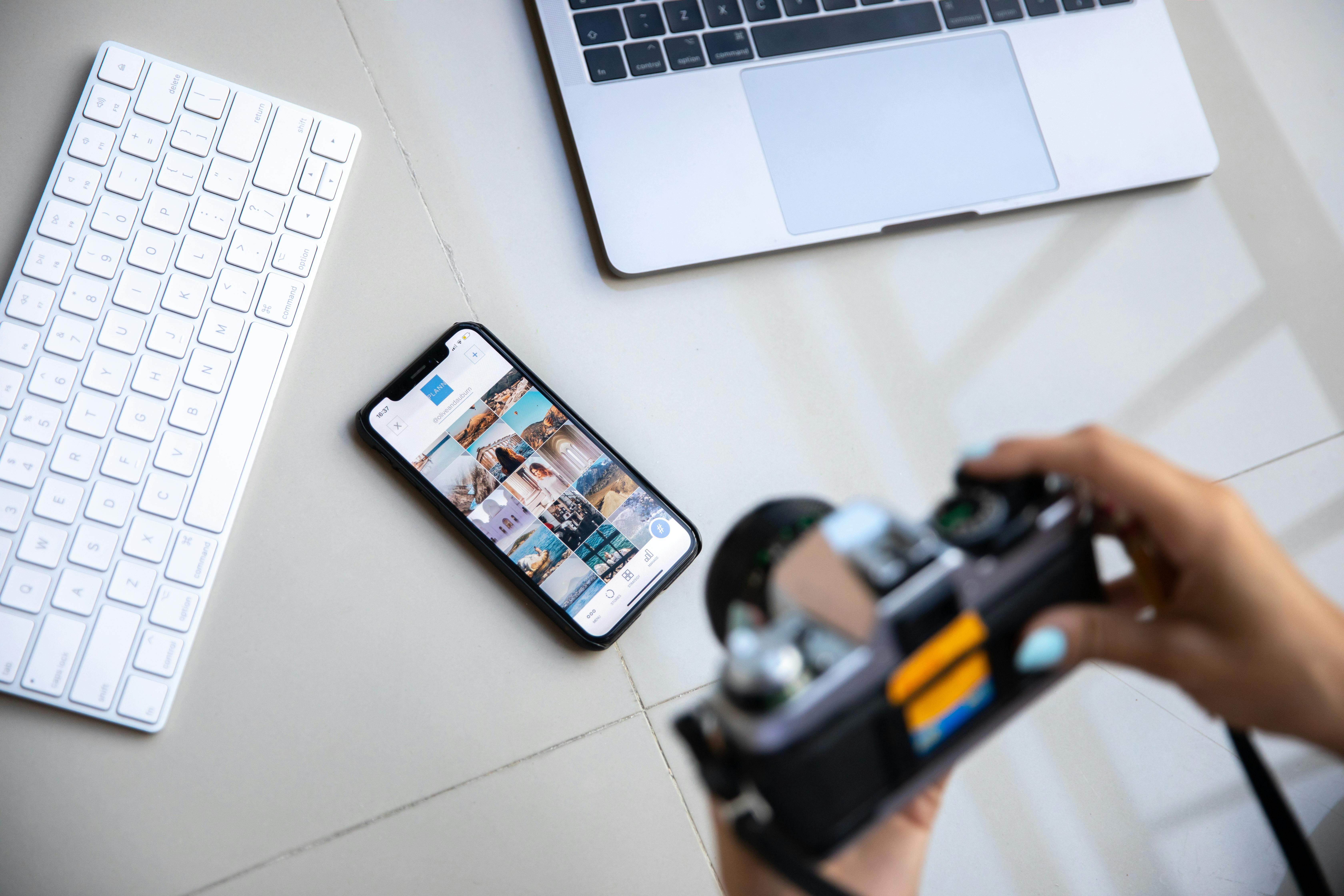 Een camera, laptop en telefoon.