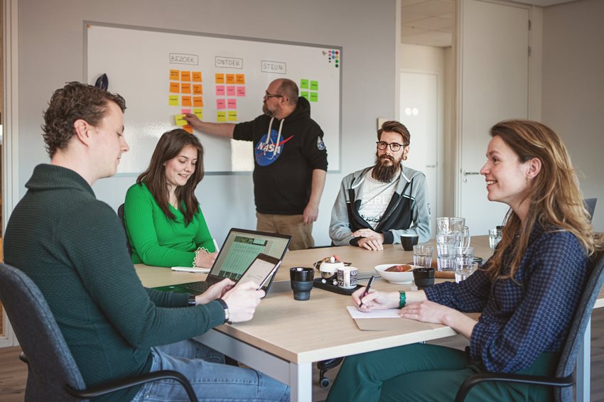 5 personen hebben overleg