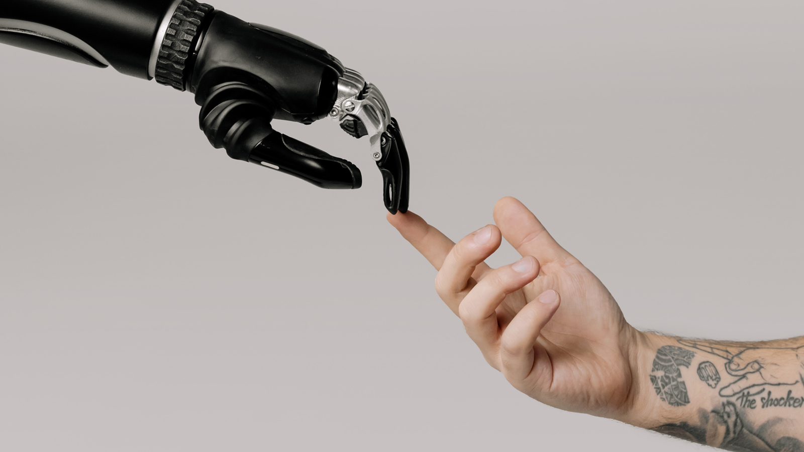 robot en mens tikken elkaar aan